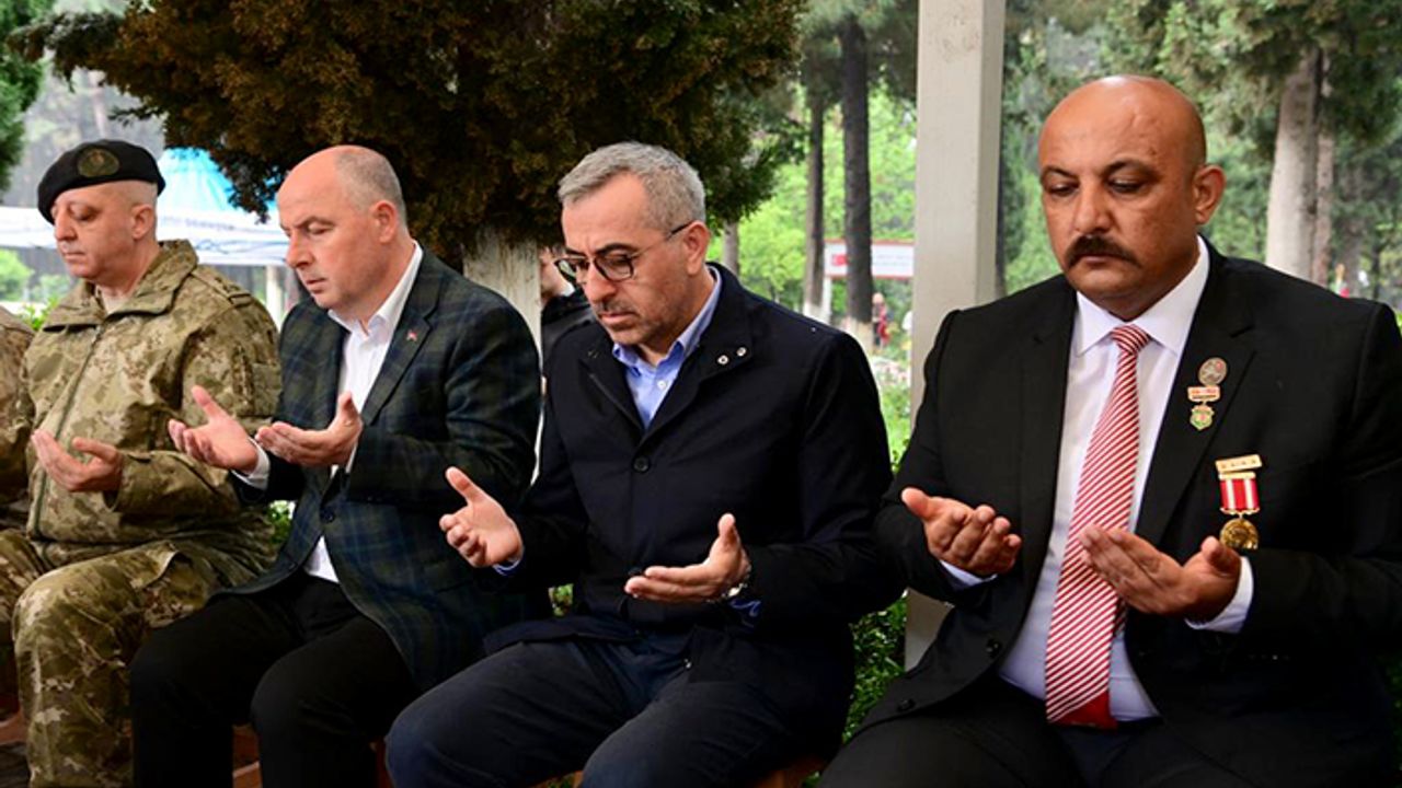 Şehitler kabirleri başında dualarla yad edildi
