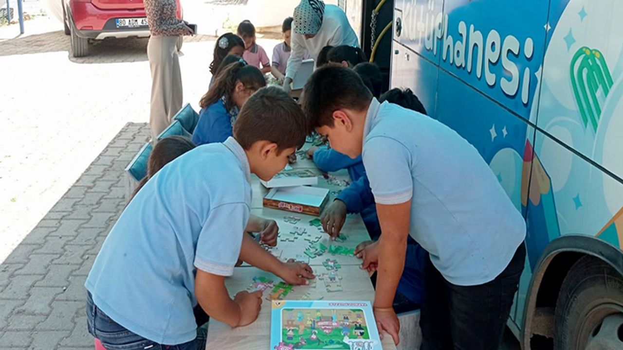 Büyükşehir’in Gezici Kütüphanesi miniklerin yüzlerini güldürüyor