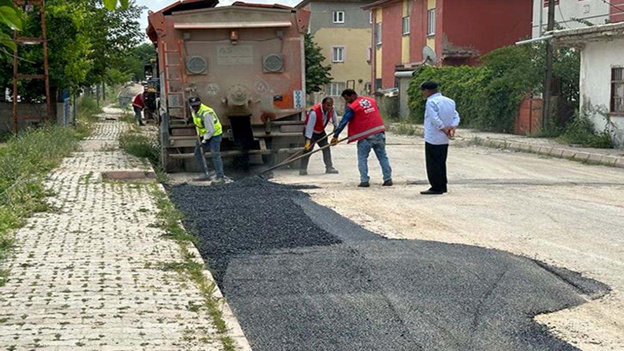 Elbistan’da hasar gören yollar onarılıyor