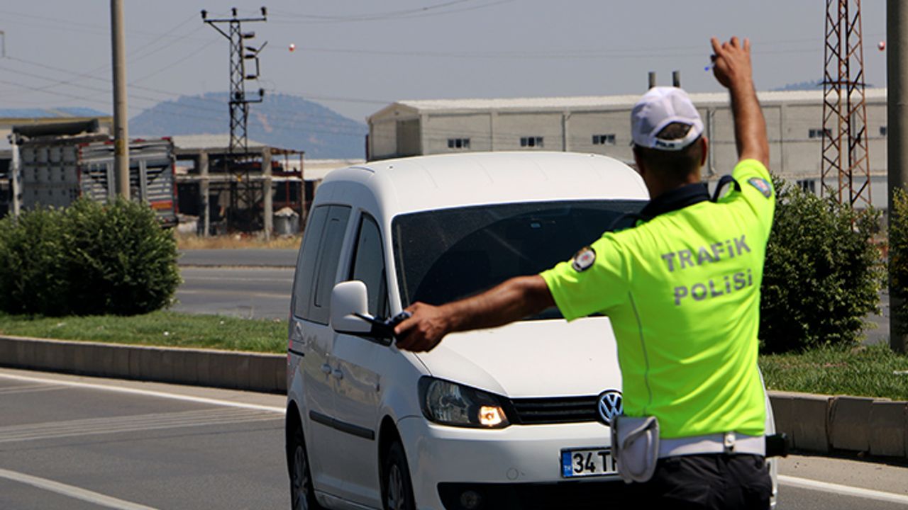 Polisten kırmızı ışık denetimi