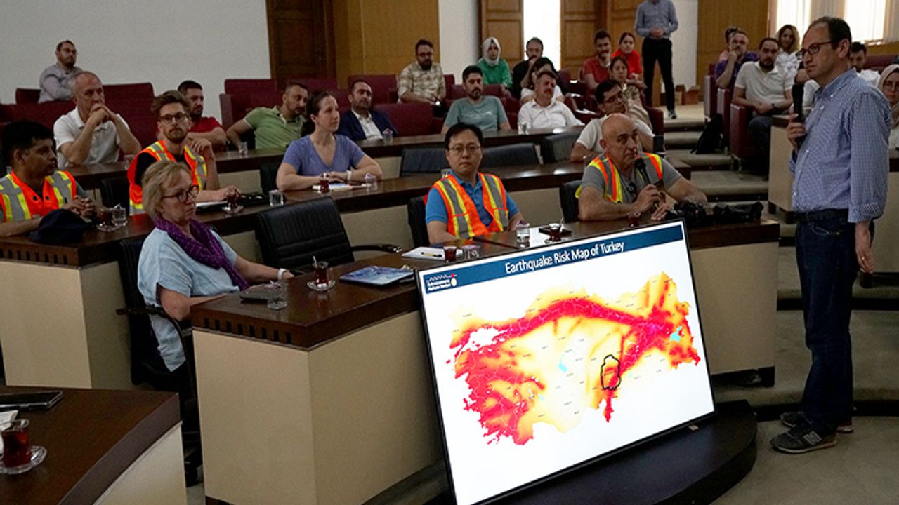 Uluslararası Akademisyenlerle Afet Yönetimi ve Afete Hazırlık toplantısı