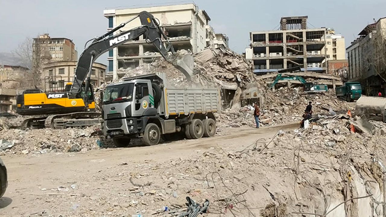 Ağır hasarlı binaların yüzde 15’inin yıkımı tamamlandı