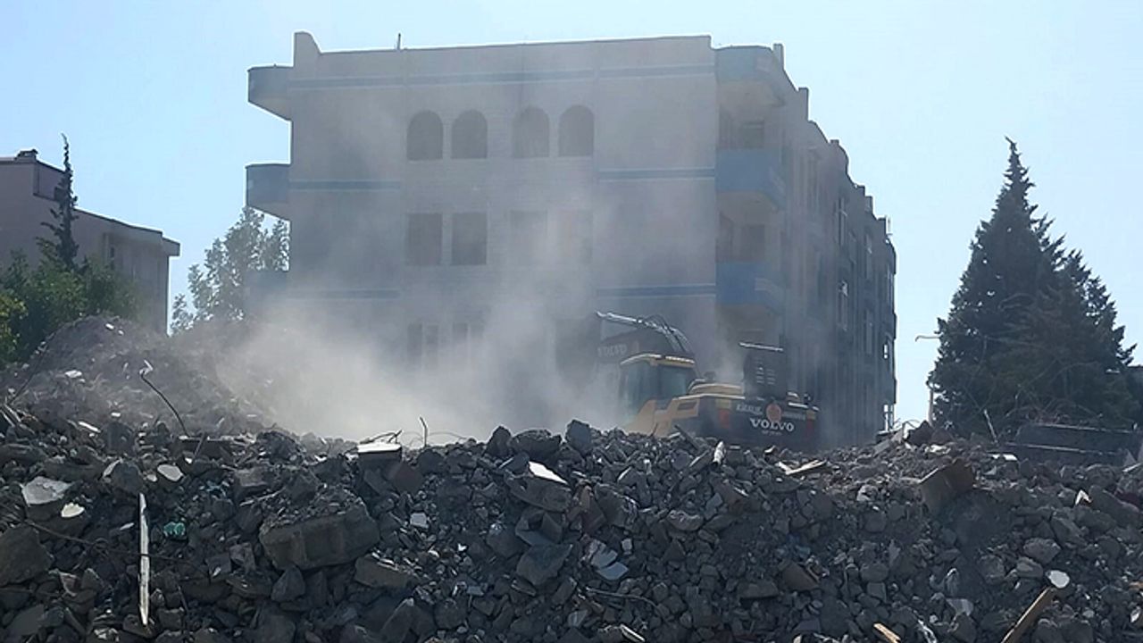Kahramanmaraş’ta yıkım çalışmalarında 'asbest' tehdidi devam ediyor