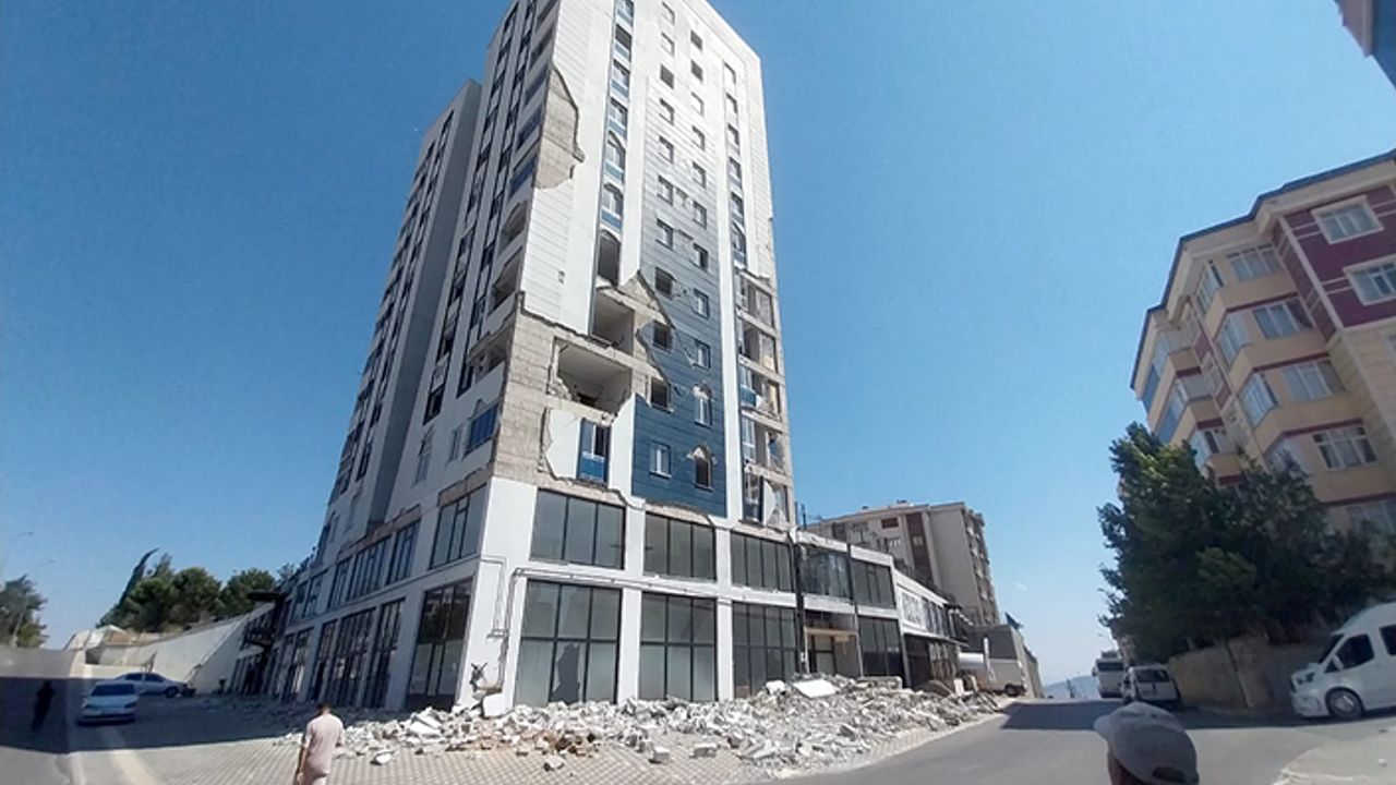 Binadan düşen molozlar tehlike saçıyor