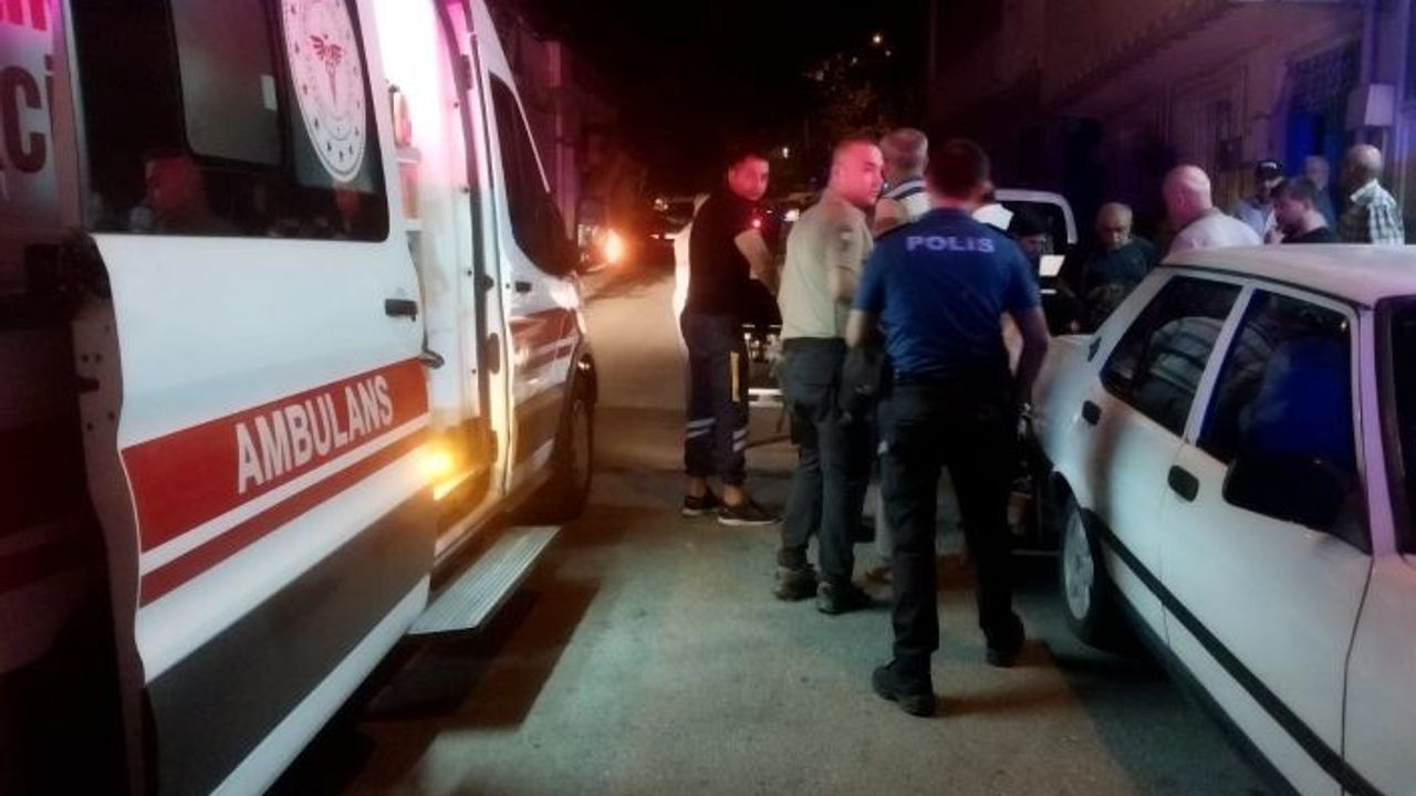 Kıraathane önünde oturan 2 kişi silahla yaralandı