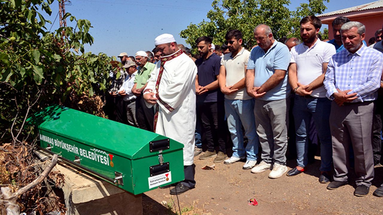 Kocasının öldürdüğü Büşra ve oğlu yan yana toprağa verildi