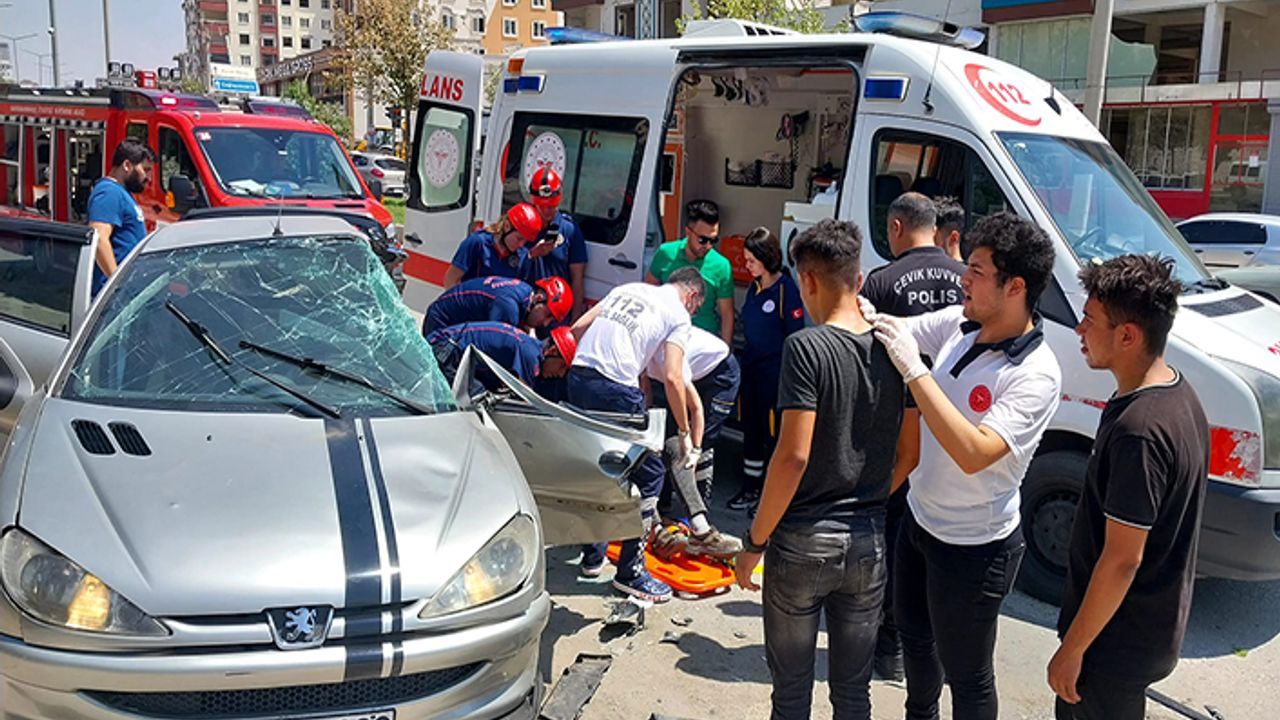 Yolcu minibüsü ile otomobil çarpıştı: 7 yaralı