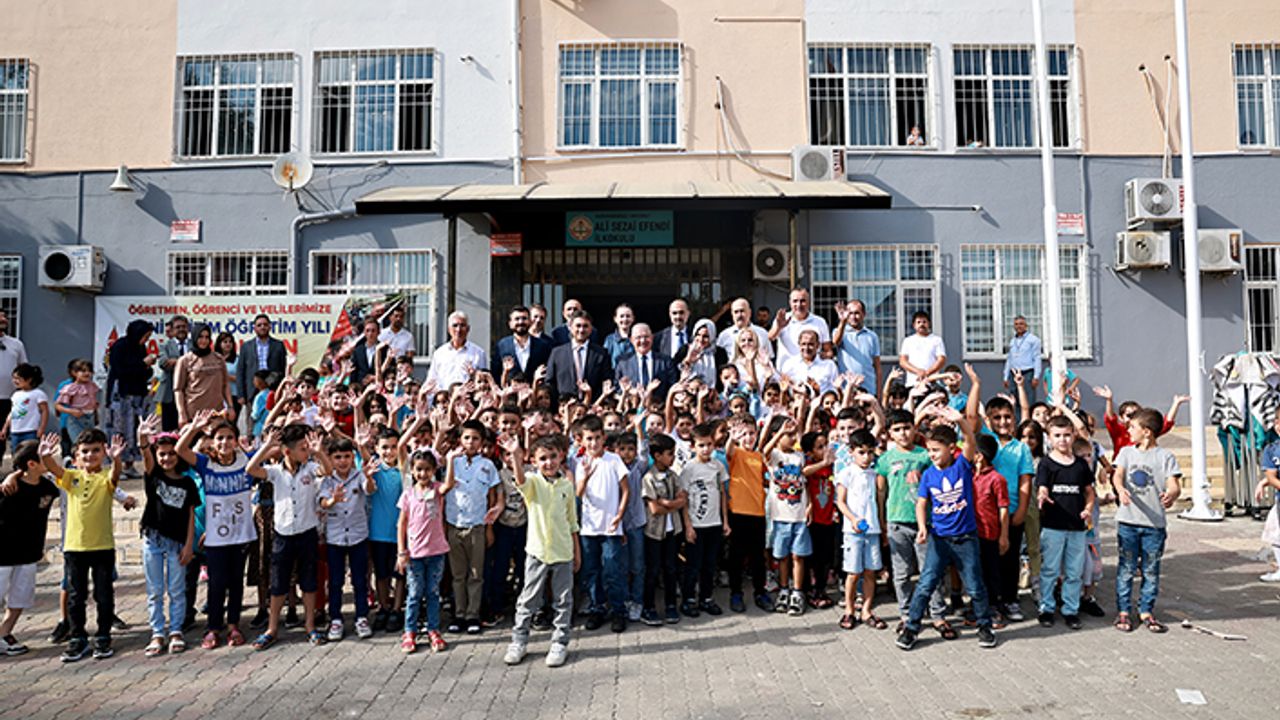 Kitaplar devletten, çanta ve kırtasiyeler Onikişubat Belediyesi’nden