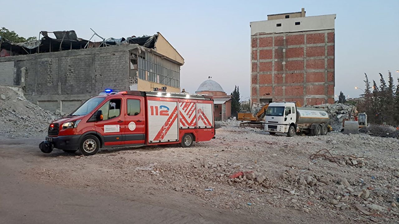 İş makinesi altında kalan işçi ağır yaralandı