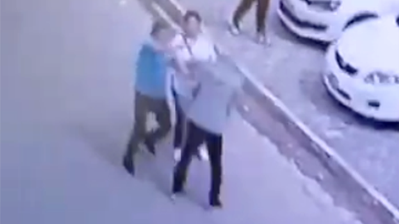 Öğrenci velisi anne ve baba öğretmeni darp etti