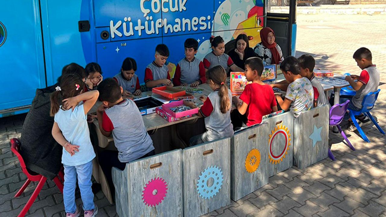 Büyükşehir’in Mobil Çocuk Kütüphanesi ilgi görüyor
