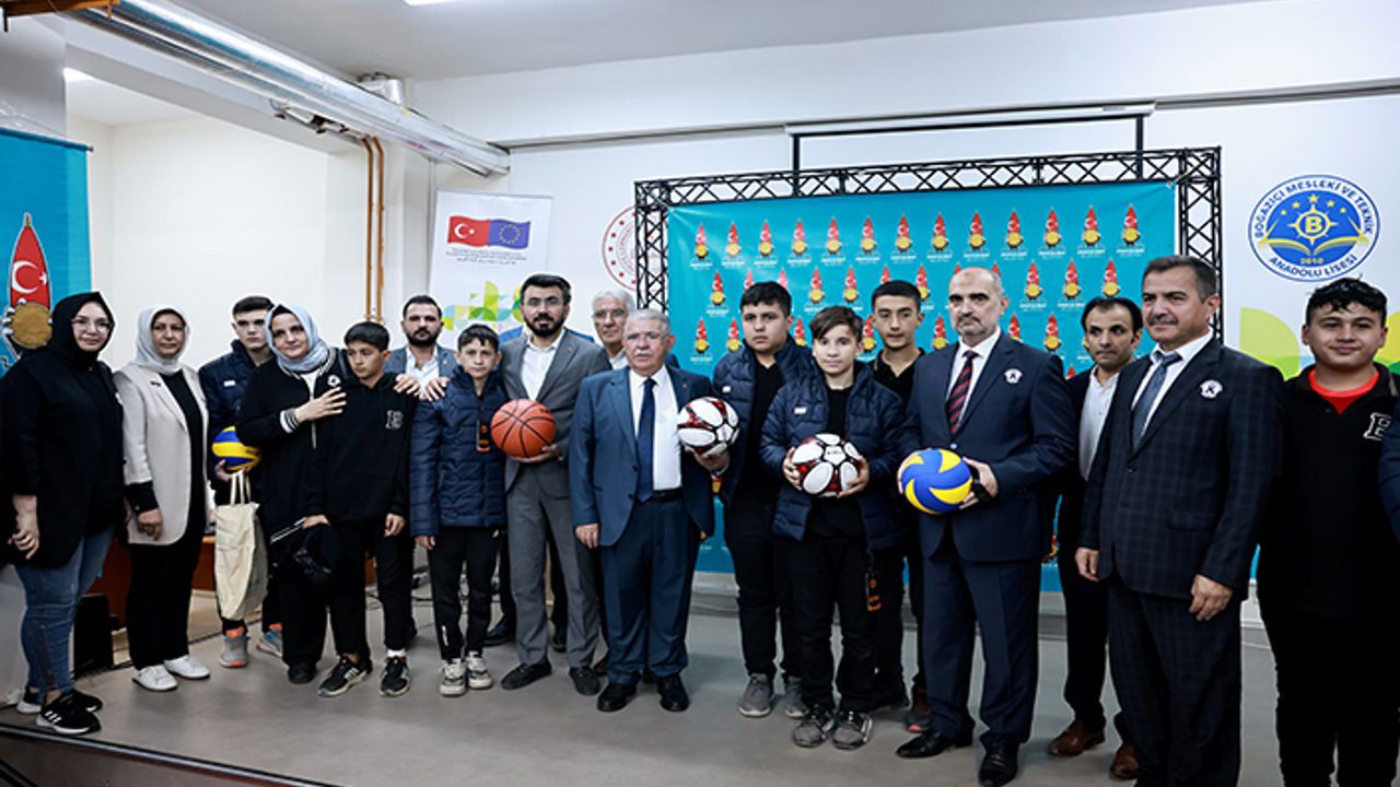 Mahçiçek’ten 500 öğrenciye bot ve mont hediyesi
