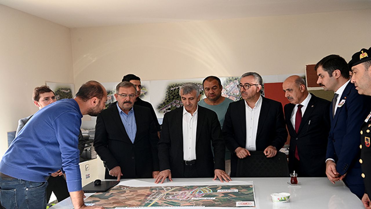 Ünlüer ve Güngör, Göksun TOKİ konutlarında incelemelerde bulundu