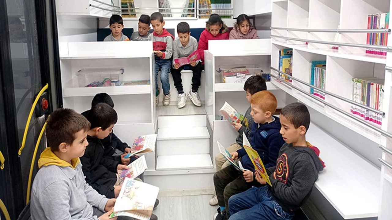 Büyükşehir’in Mobil Çocuk Kütüphanesi, miniklerin yüzünü güldürdü
