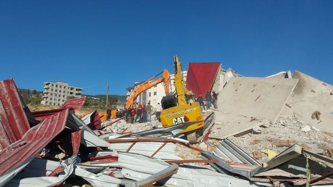 Kahramanmaraş'ta yıkım çalışmasında kepçe enkaz altında kaldı