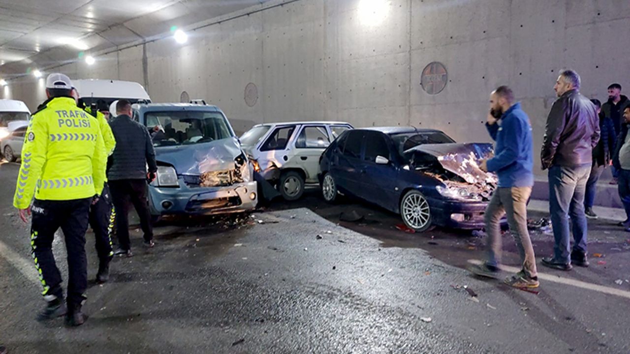 Kahramanmaraş’ta 100 metre arayla 13 araç kaza yaptı