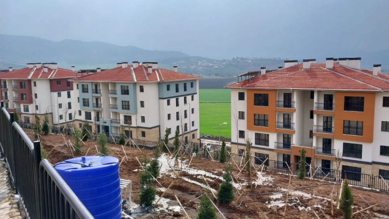 Afet konutları hak sahiplerine teslim ediliyor