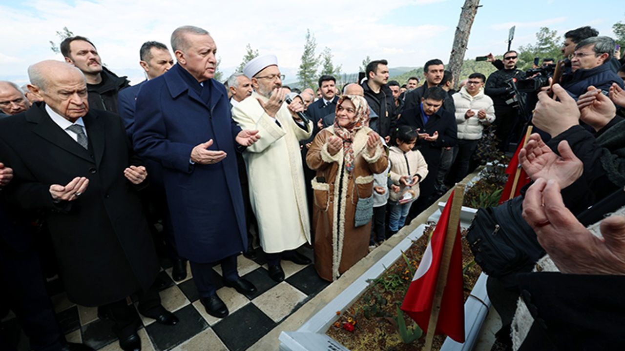 Cumhurbaşkanı Erdoğan, Kapıçam’da deprem şehitliğini ziyaret etti