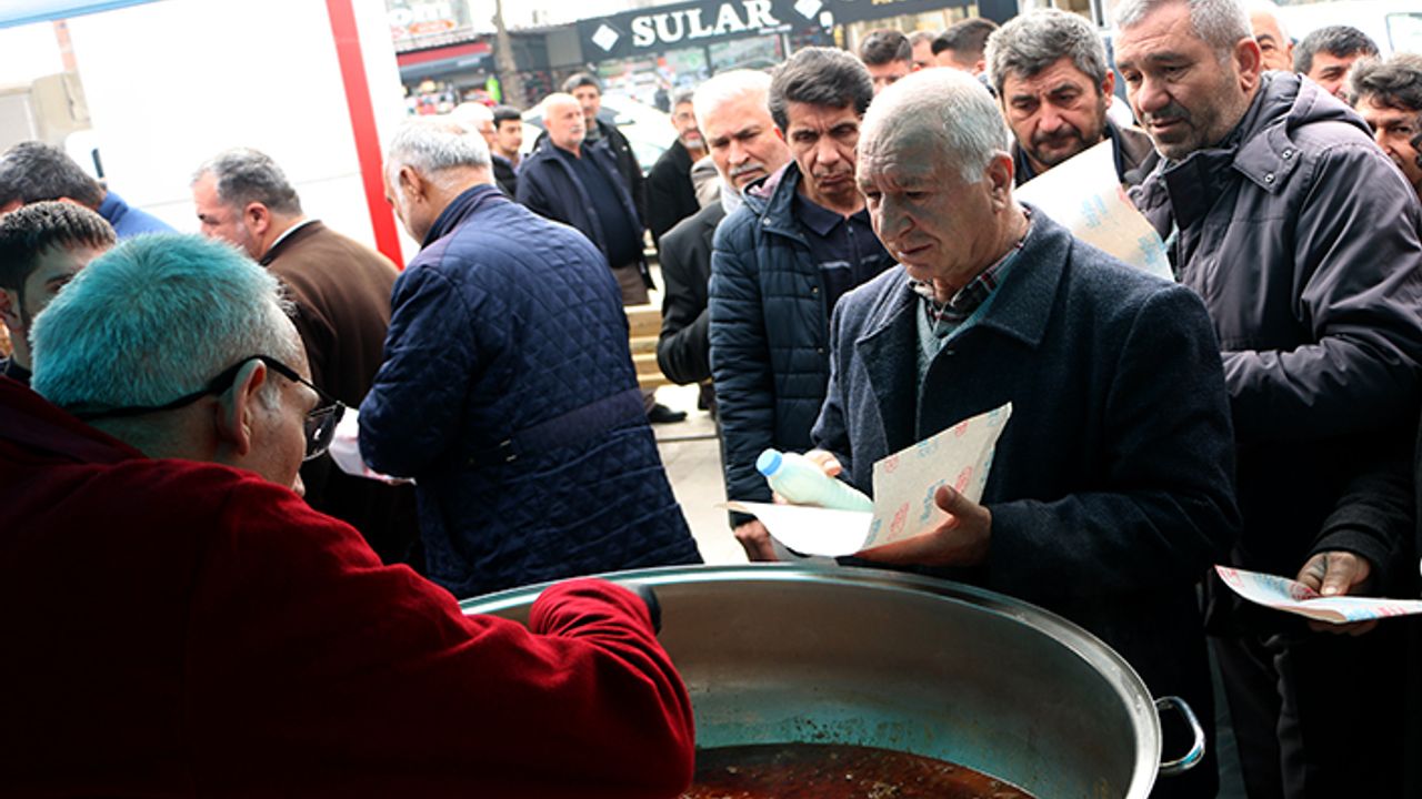 Esnaftan deprem şehitleri anısı yemek dağıtımı