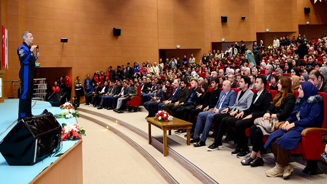 Bakan Kacır ve İlk Türk Astronot Gezeravcı, gençlerle buluştu