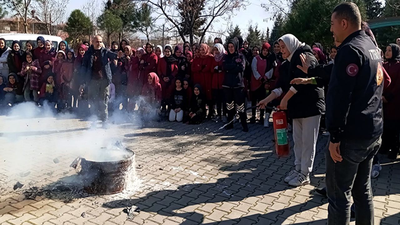 Büyükşehir İtfaiyesi, yangına müdahale eğitimlerini sürdürüyor