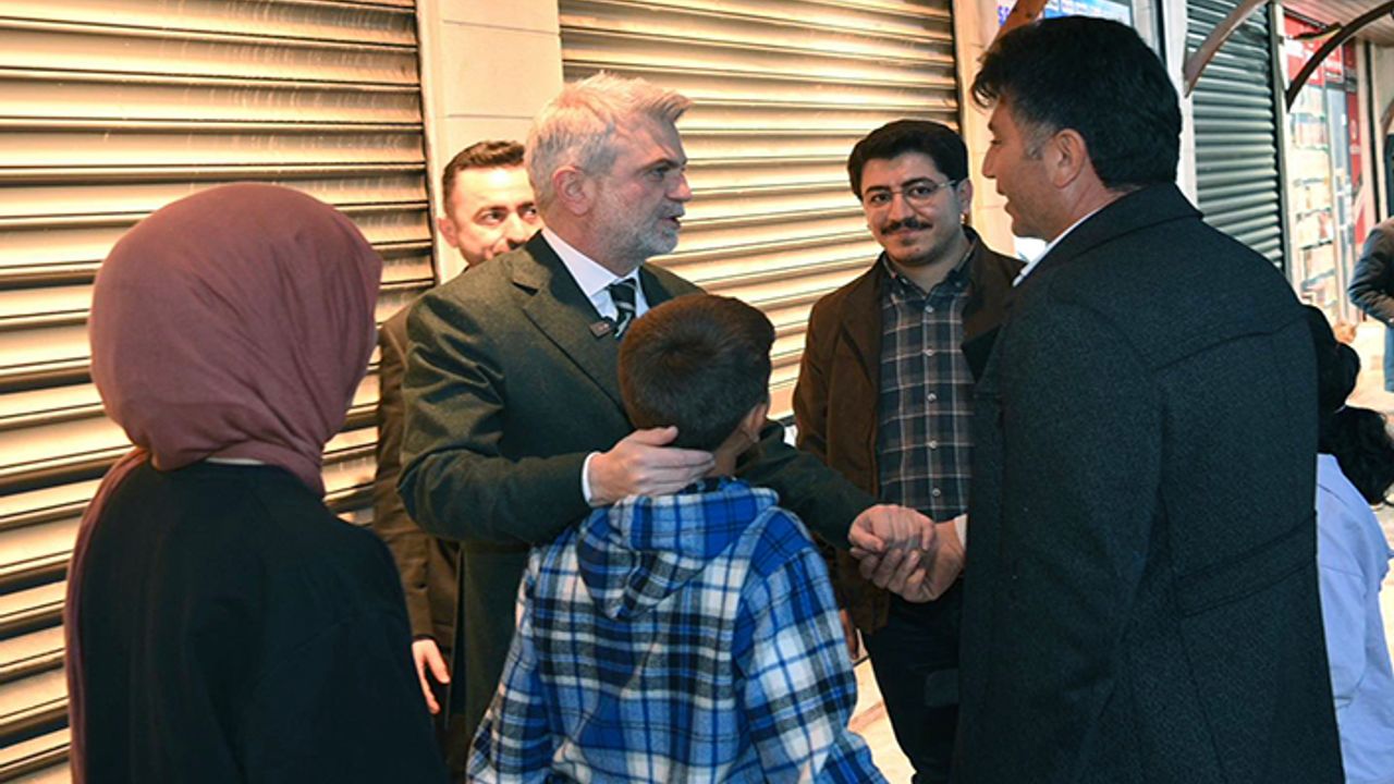 Görgel, Kapalı Çarşı’da esnaf ve vatandaşlarla bir araya geldi