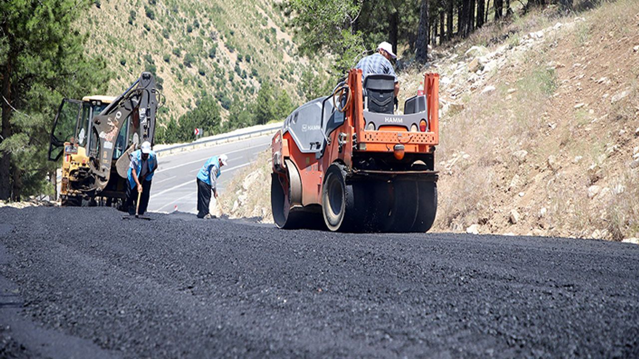 Kırsal mahallelerde asfalt çalışmaları tüm hızıyla devam ediyor