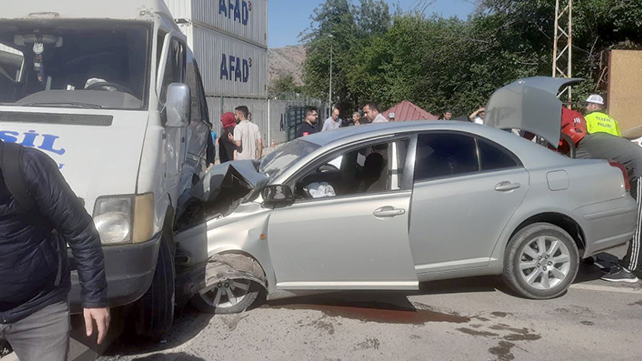 Yolcu minibüsü ile otomobil çarpıştı: 8 yaralı