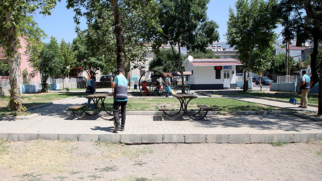 Dulkadiroğlu Belediyesi'nden Namık Kemal Mahallesinde parklarda temizlik çalışması