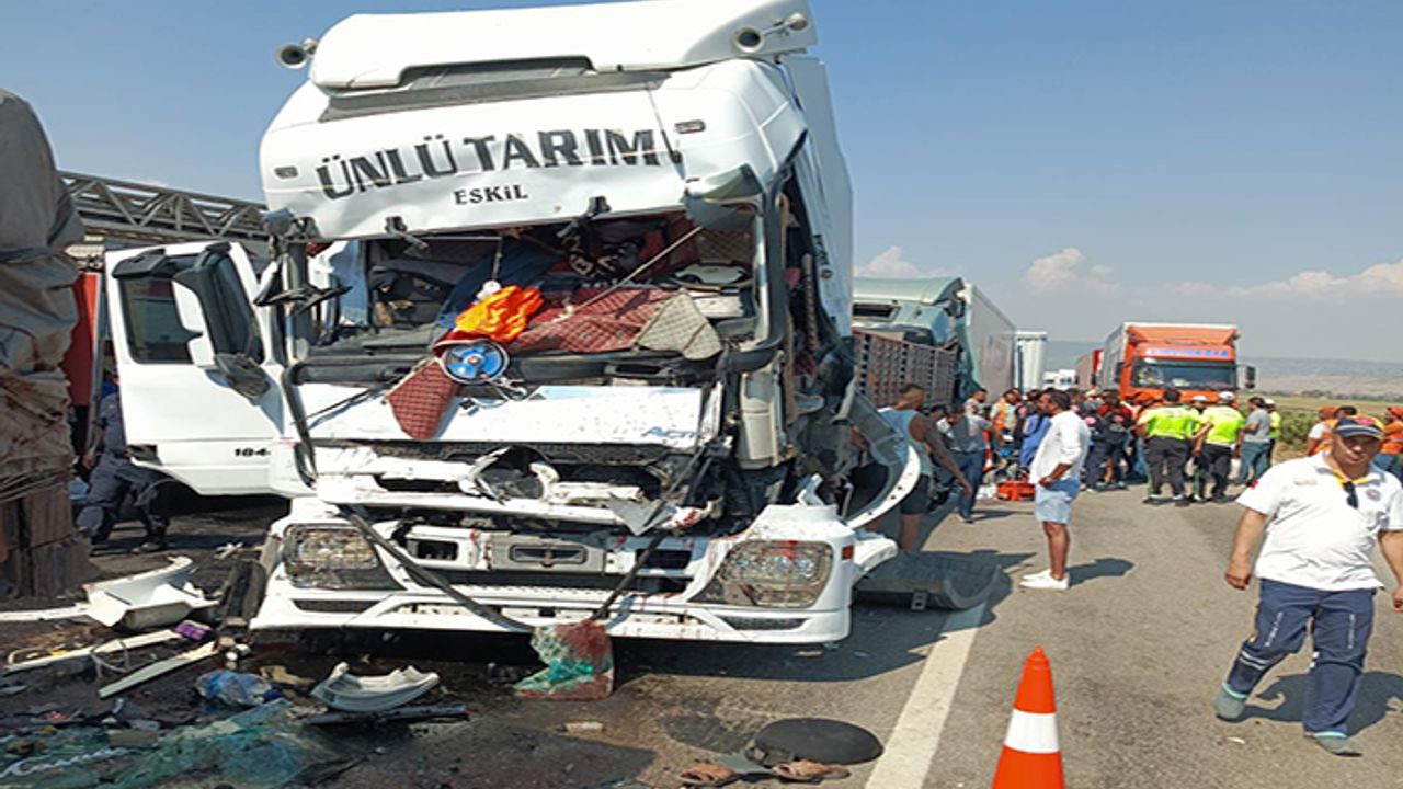 Otobanda zincirleme kaza 1 ölü: 3 yaralı