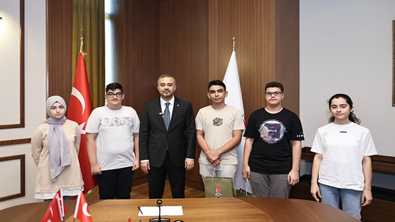 Toptaş, LGS’de başarılı olan  öğrencileri ödüllendirdi