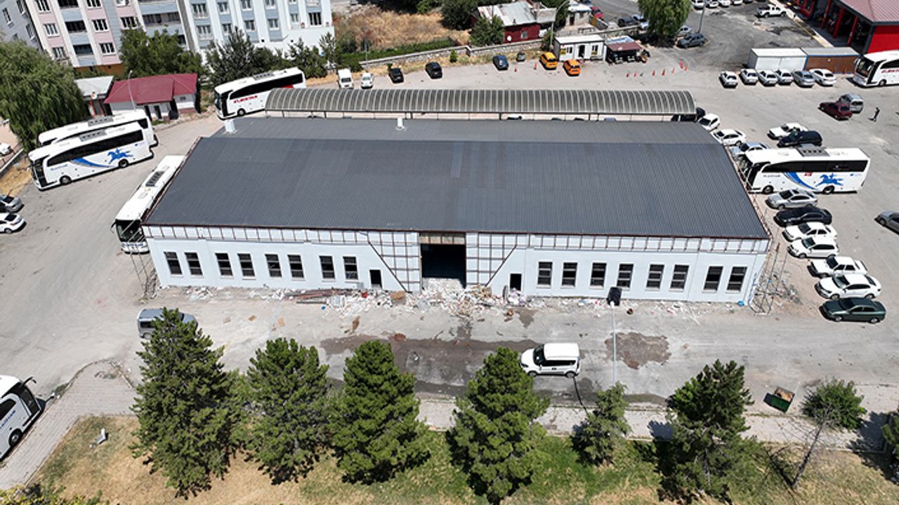 Büyükşehir, Göksun ve Elbistan otogarlarında depremin izlerini siliyor
