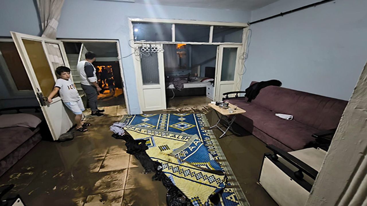 Kahramanmaraş’ta sağanak yüzünden evleri su bastı