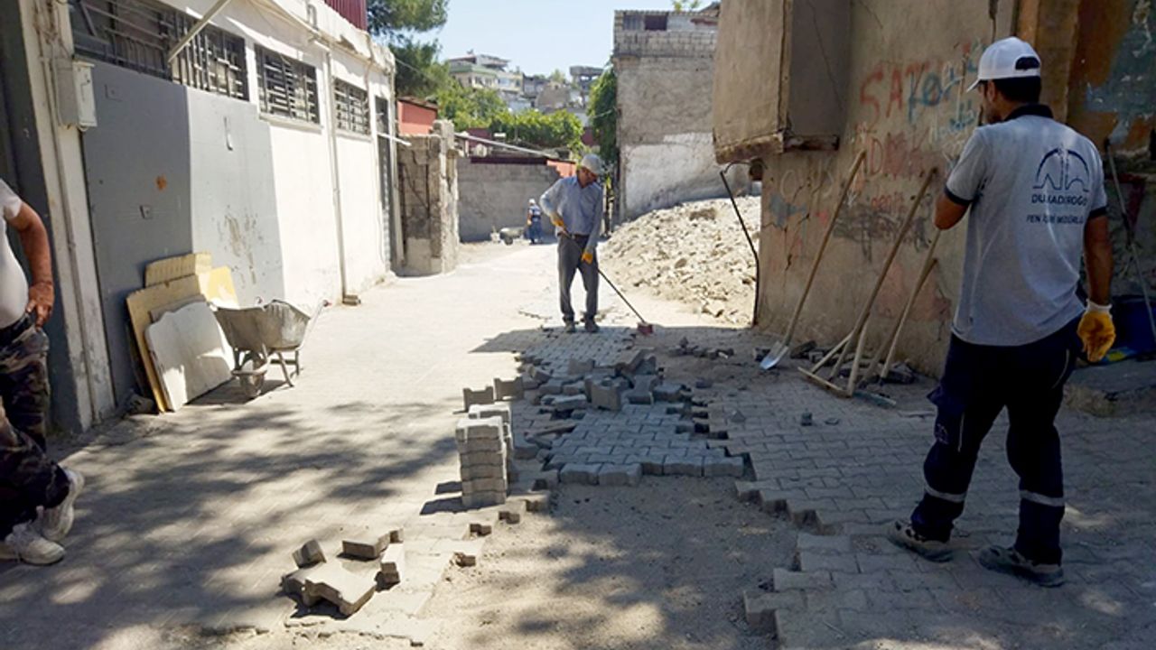 Kayabaşı Mahallesi'nde parke tadilat çalışmaları sürüyor