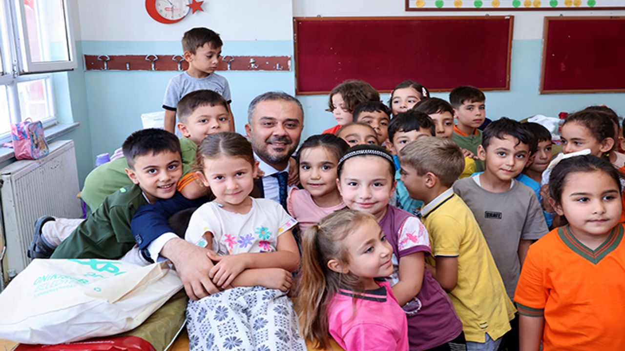 Başkan Toptaş’tan 3 bin öğrenciye kırtasiye seti desteği
