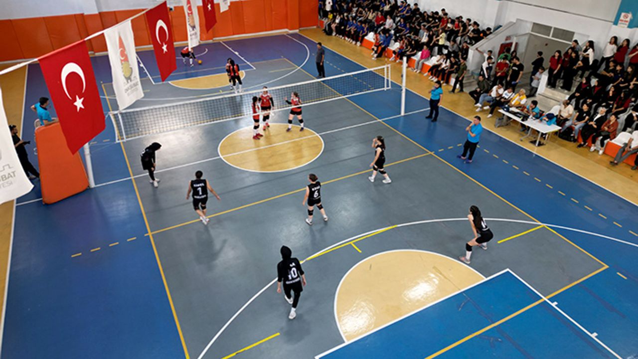 Onikişubat Belediyesi’nin Cumhuriyet Spor Şöleni’nde final heyecanı yaşandı