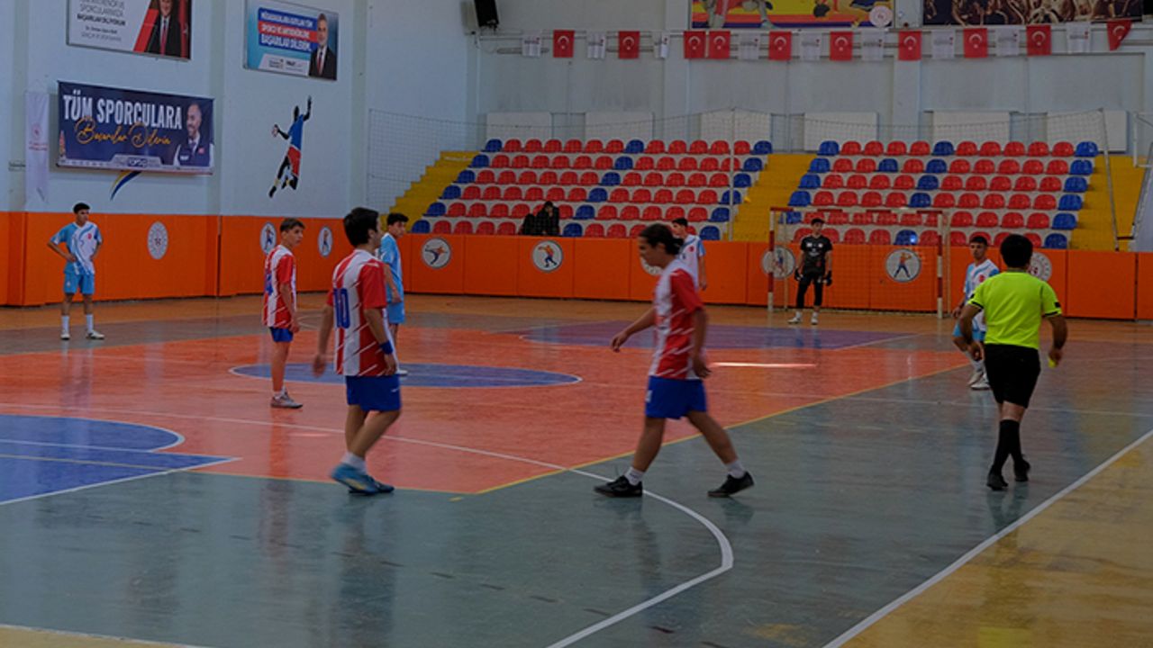 Onikişubat Belediyesi’nin Cumhuriyet Spor Şöleni’nde futsal heyecanı başladı