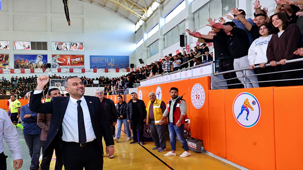 Toptaş, Cumhuriyet Spor Şöleni futsal finalini izledi