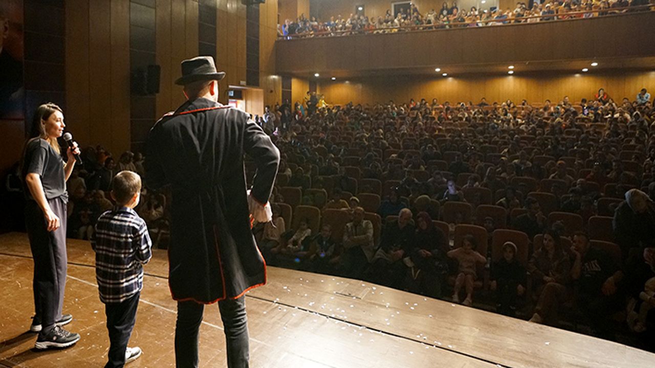 Çocuklar hafta sonu Büyükşehir’in gösterisinde çok eğlendi