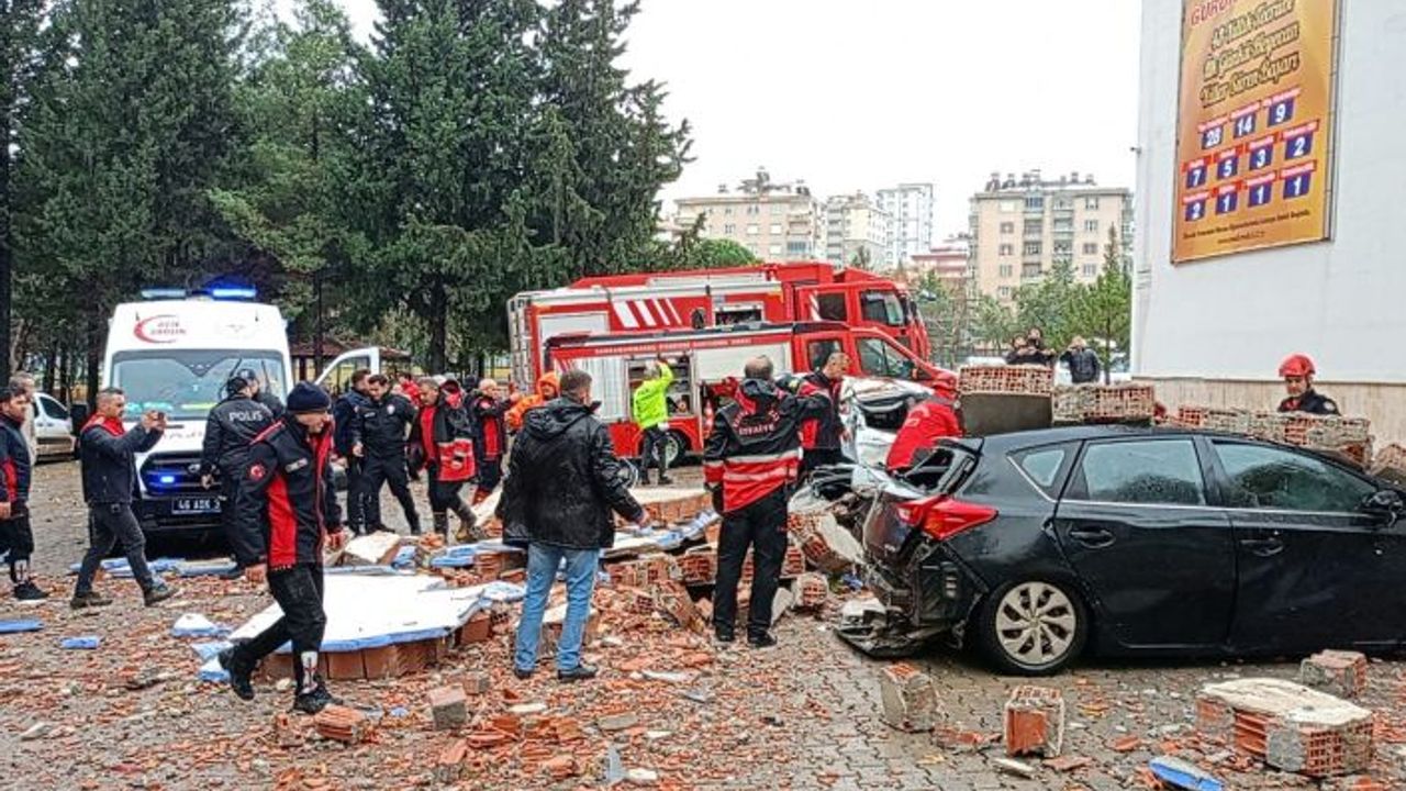 Kahramanmaraş’ta okulun çatı duvarı uçtu: 3 yaralı