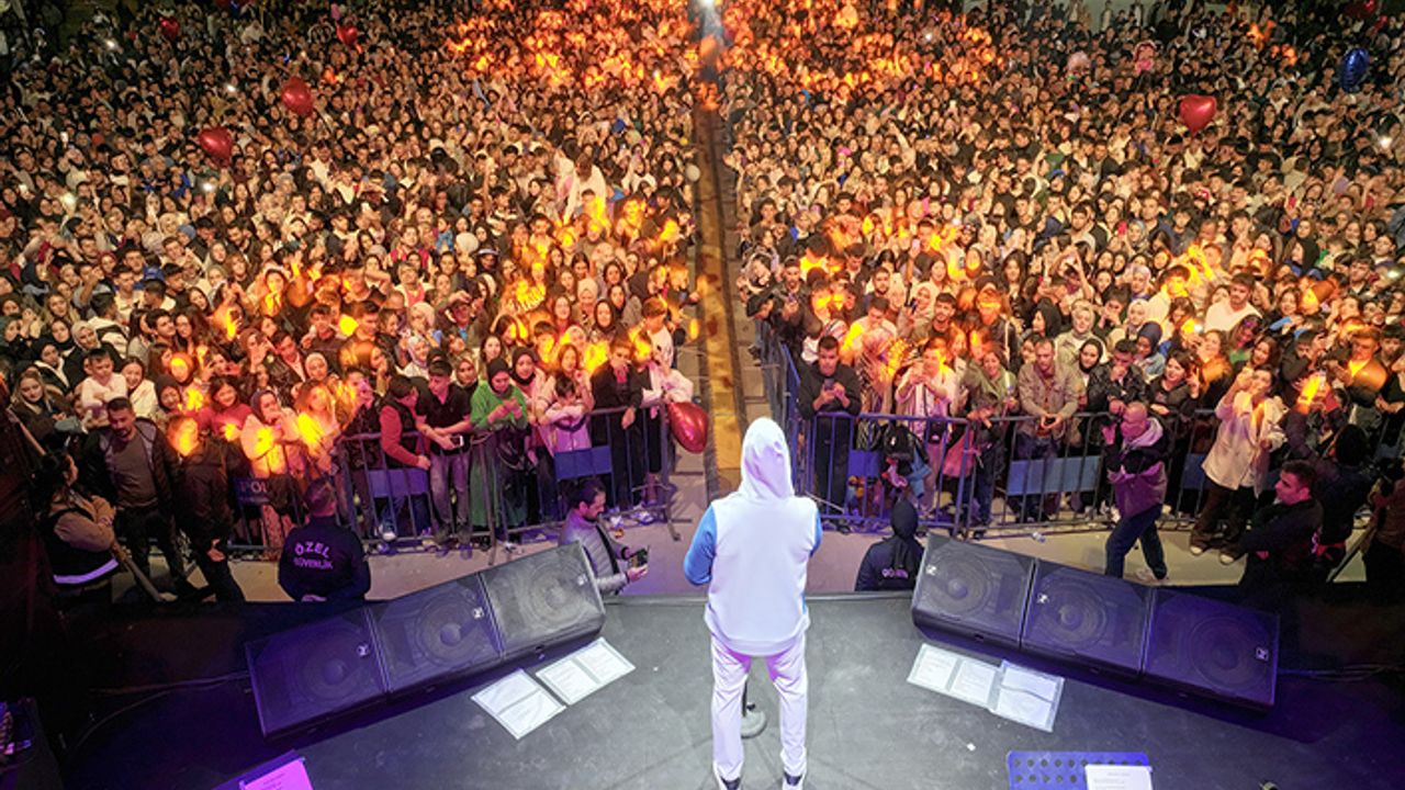 Sinan Akçıl, şarkılarıyla unutulmaz bir gece yaşattı