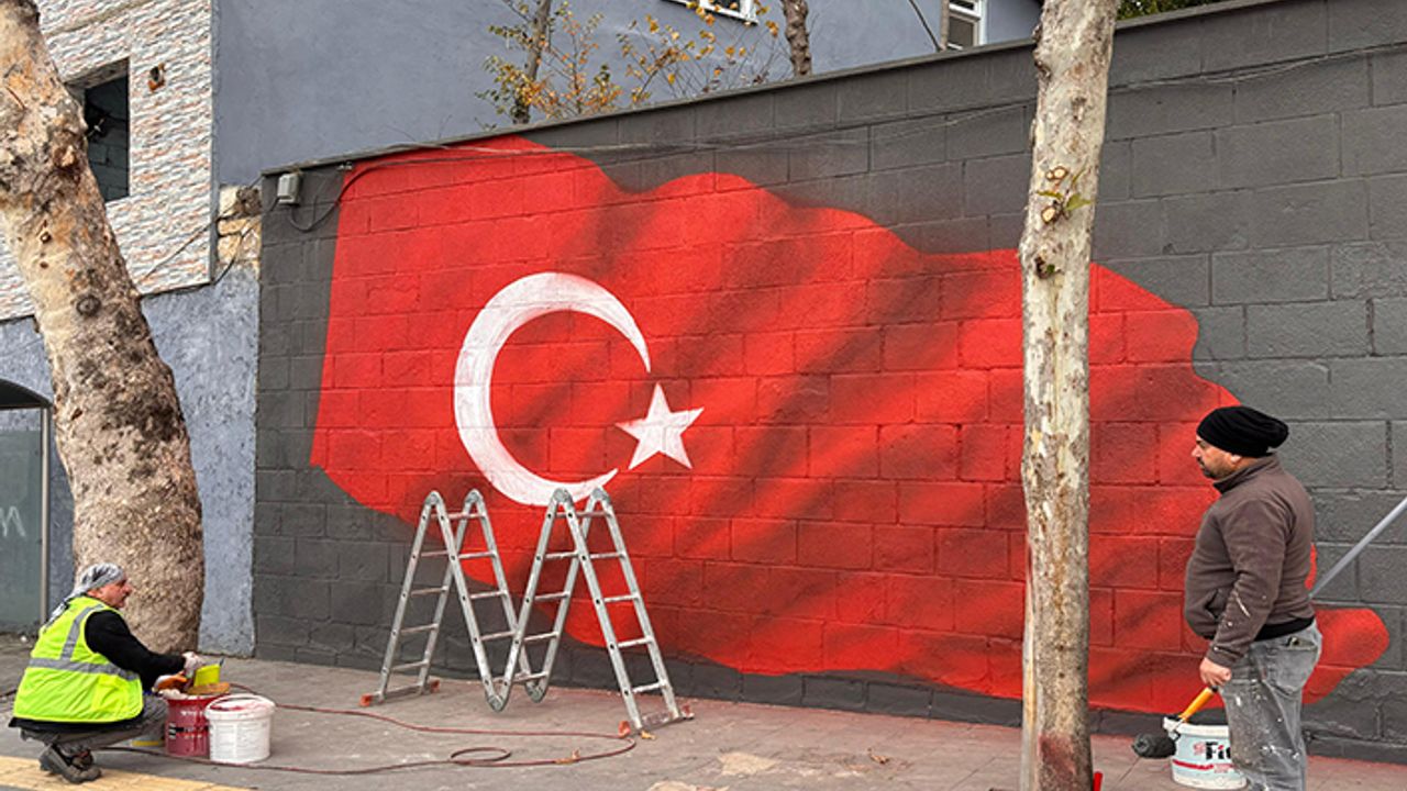 Dulkadiroğlu Belediyesi’nden anlamlı çalışma: duvar yazıları yerini Türk bayrağına bıraktı