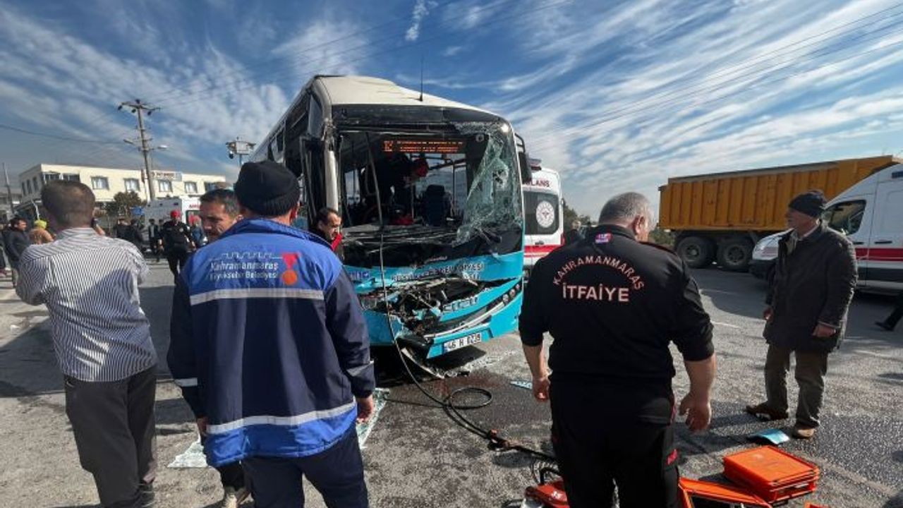 Kahramanmaraş’ta halk otobüsü ile kamyon çarpıştı: 11 yaralı