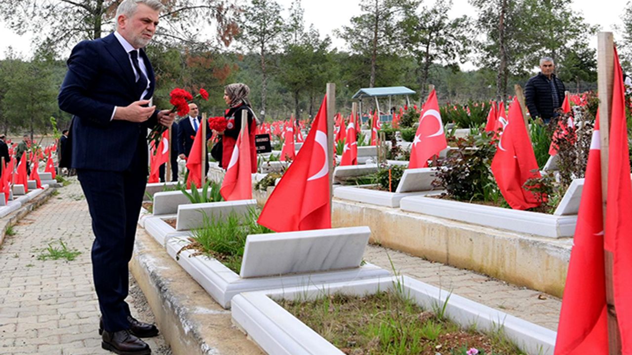 Aziz Şehitler ve Deprem Şehitleri kabri başında dualarla yad edildi