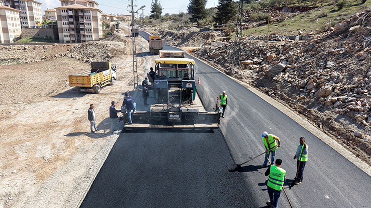 Büyükşehir Türkoğlu’nda arterleri bir bir yeniliyor