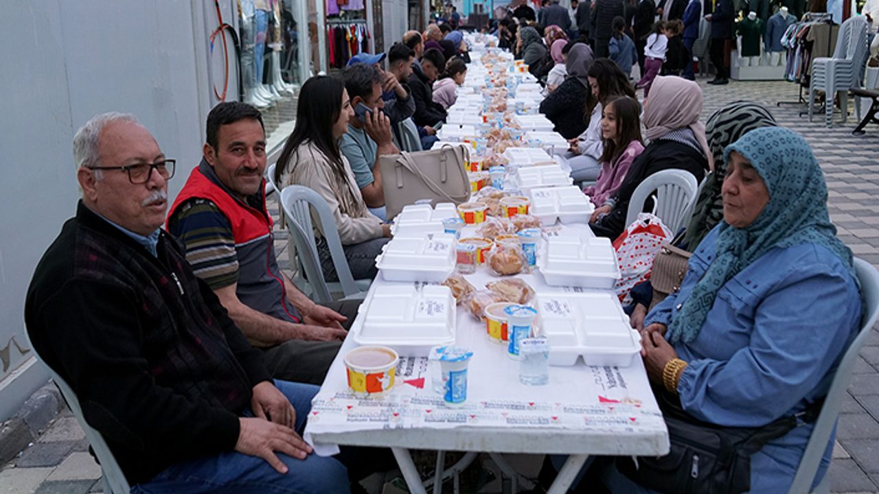 Büyükşehir’in bereket sofrası bu kez Derepazarı Esnaf Çarşısı’nda kuruldu