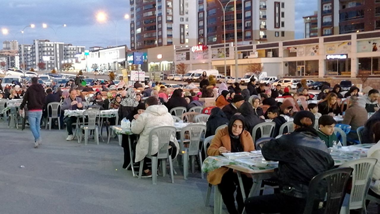 Kahramanmaraş’ta Yirmiikigün Mahallesi’nde İftar programı düzenlendi