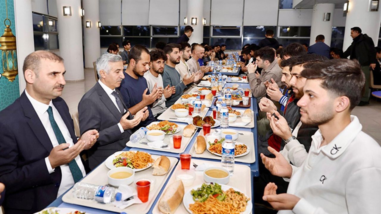 Vali Mükerrem Ünlüer üniversite öğrencileriyle iftar yaptı