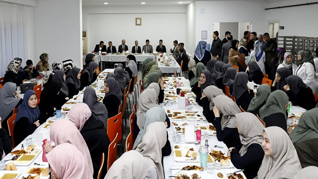 Vali Ünlüer, Hafızlarla iftar sofrasında buluştu
