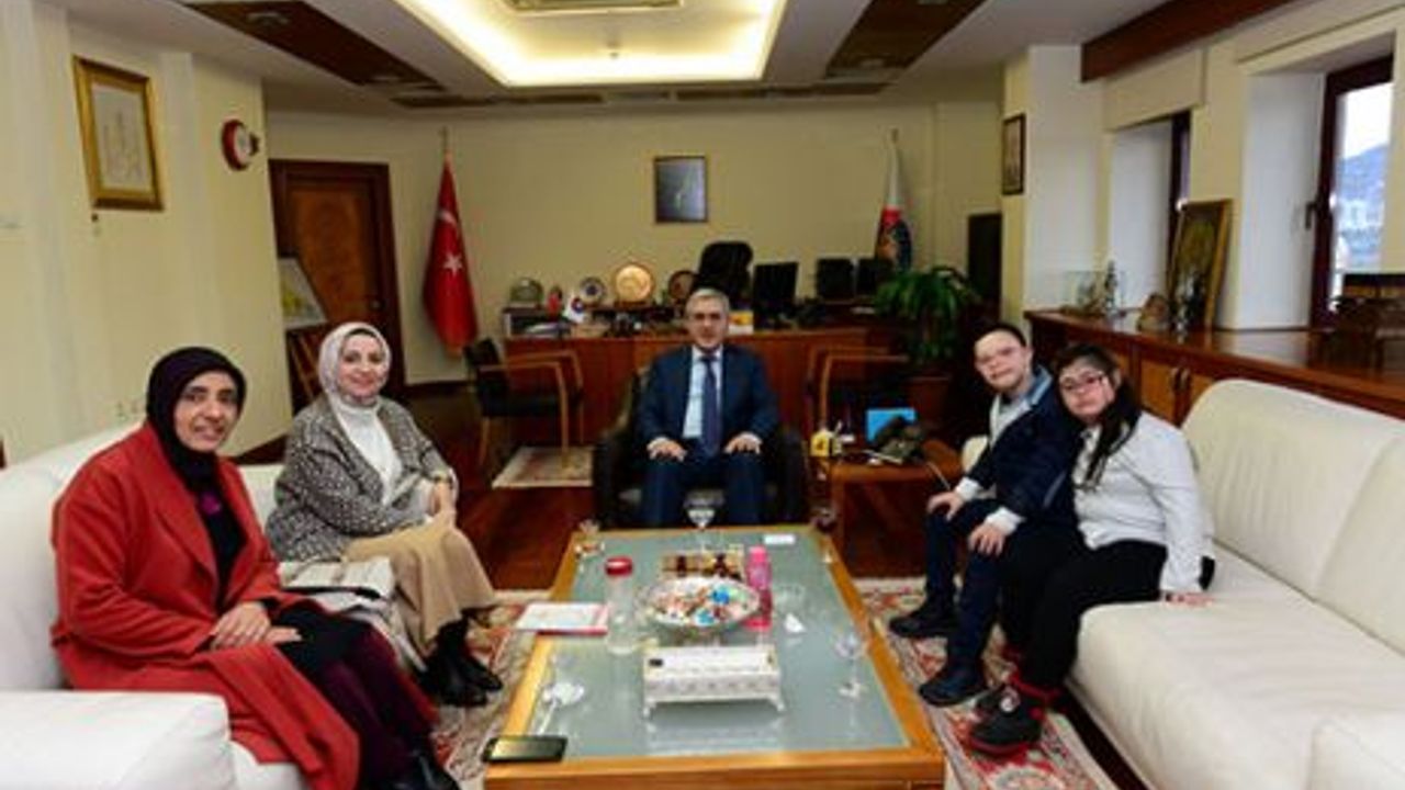 DOWN SENDROMU ÇOCUKLAR, REKTÖR NİYAZİ CAN’I ZİYARET ETTİ
